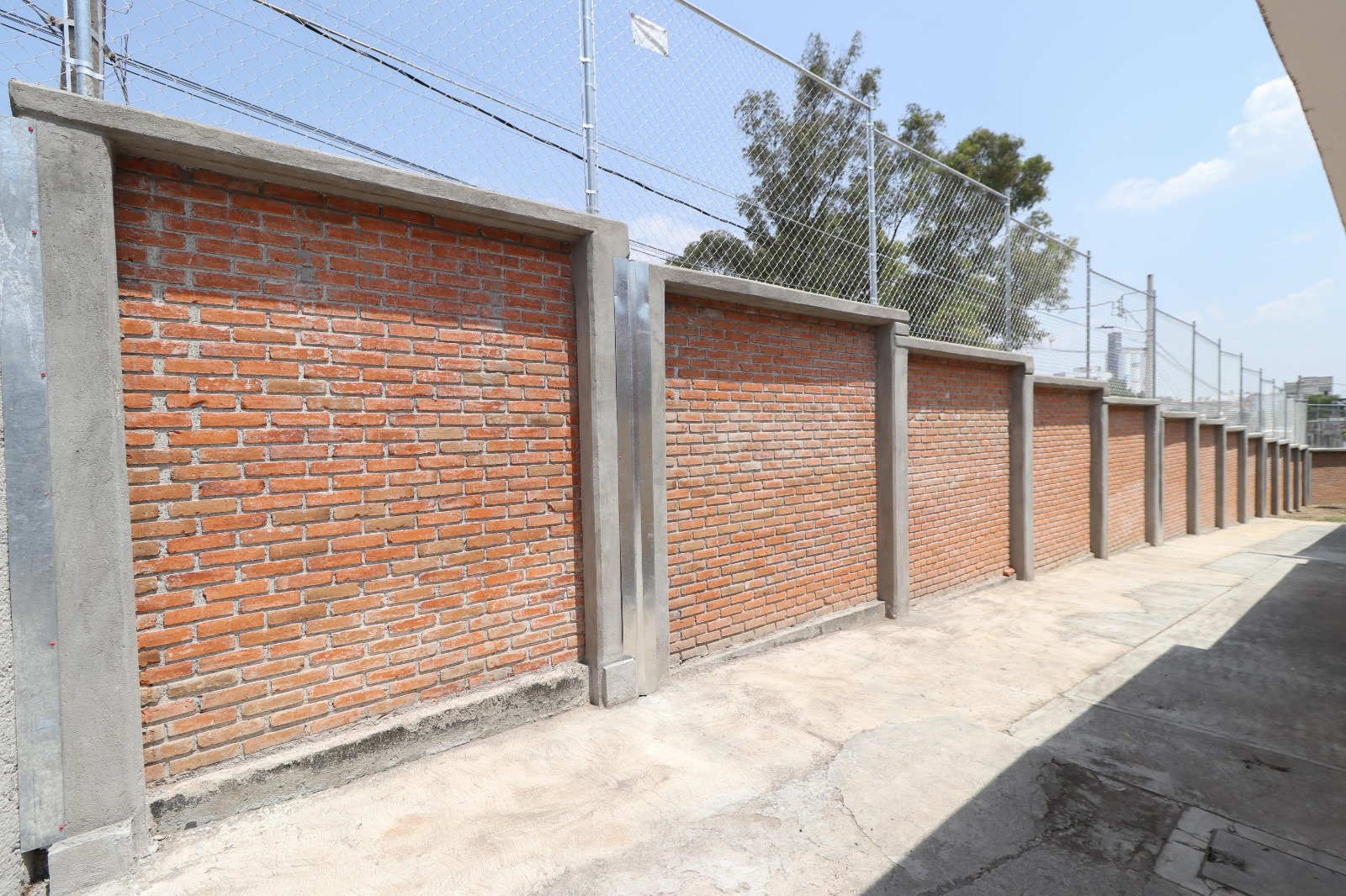 Paola Angon entrega de barda perimetral en primaria de Momoxpan que llevaba 20 años solicitándose