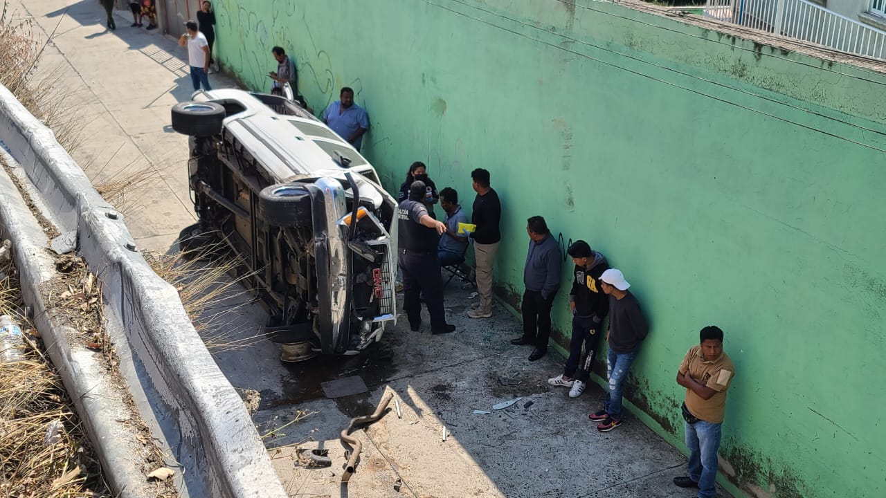 Lesiona a seis integrantes de una familia volcadura de camioneta, en Totolac 