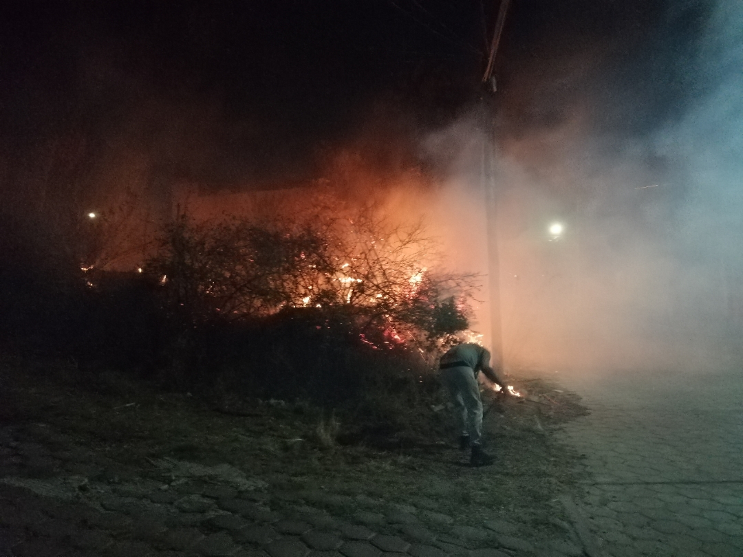 Extinguen incendio colonos de San Gabriel Cuautla ante tardanza de autoridades