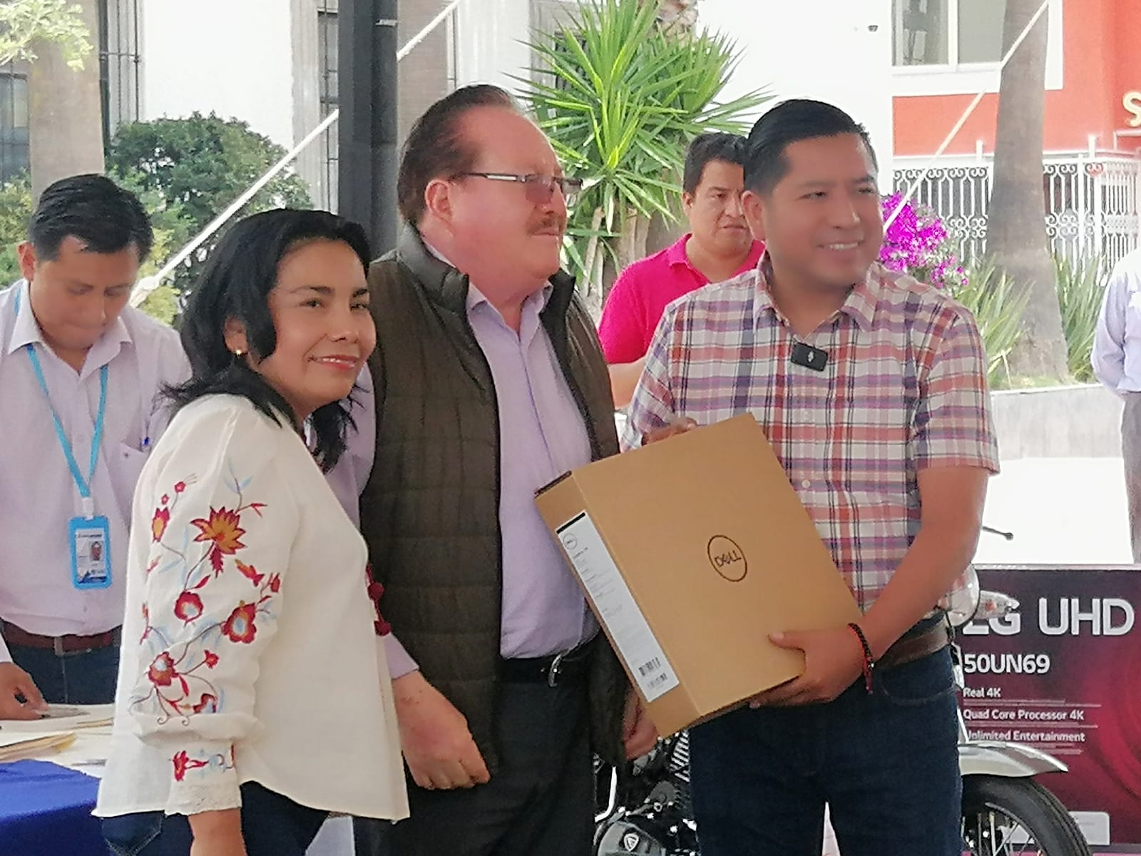 Filomeno Sarmiento entrega premios a los ganadores del sorteo “Predial Cuautlancingo 2023”