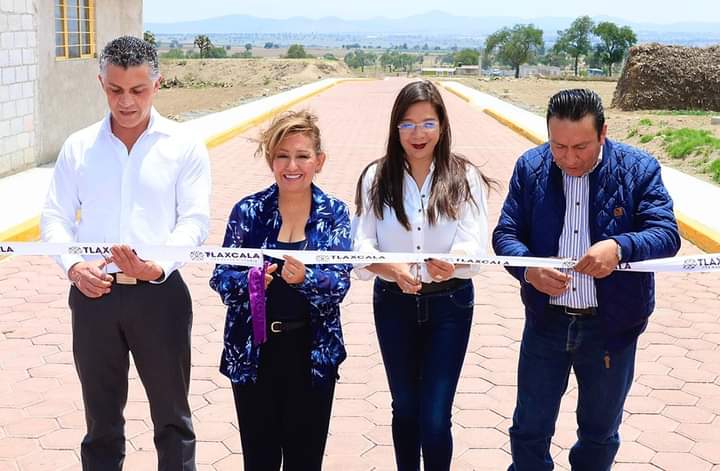 Gobernadora reconstruye calle a edil de Cuapiaxtla