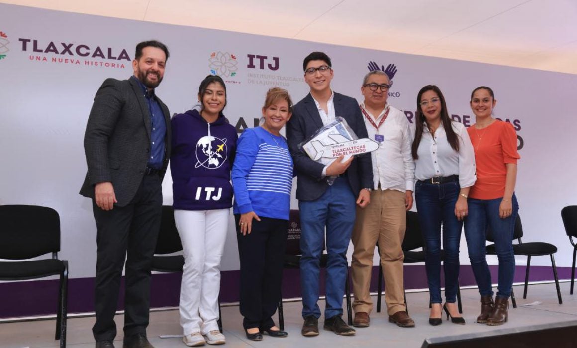 Entregó Lorena Cuéllar 100 becas a jóvenes Tlaxcaltecas por el mundo