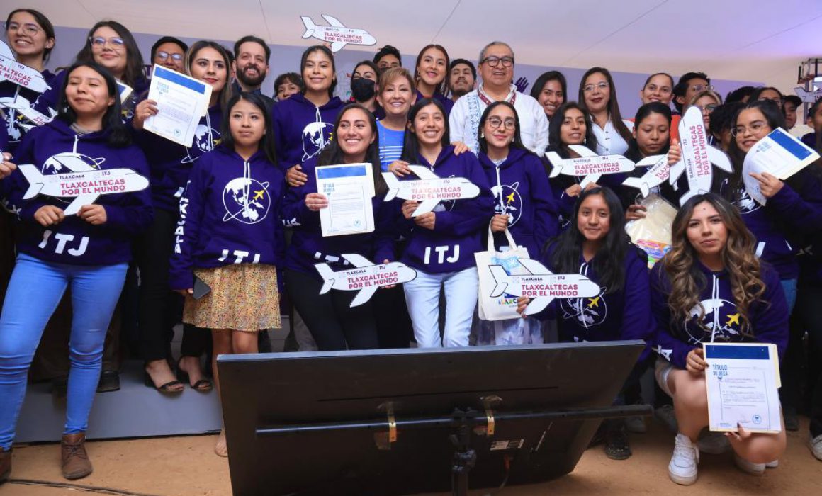 Entrega Lorena Cuéllar 100 becas a jóvenes tlaxcaltecas por el mundo