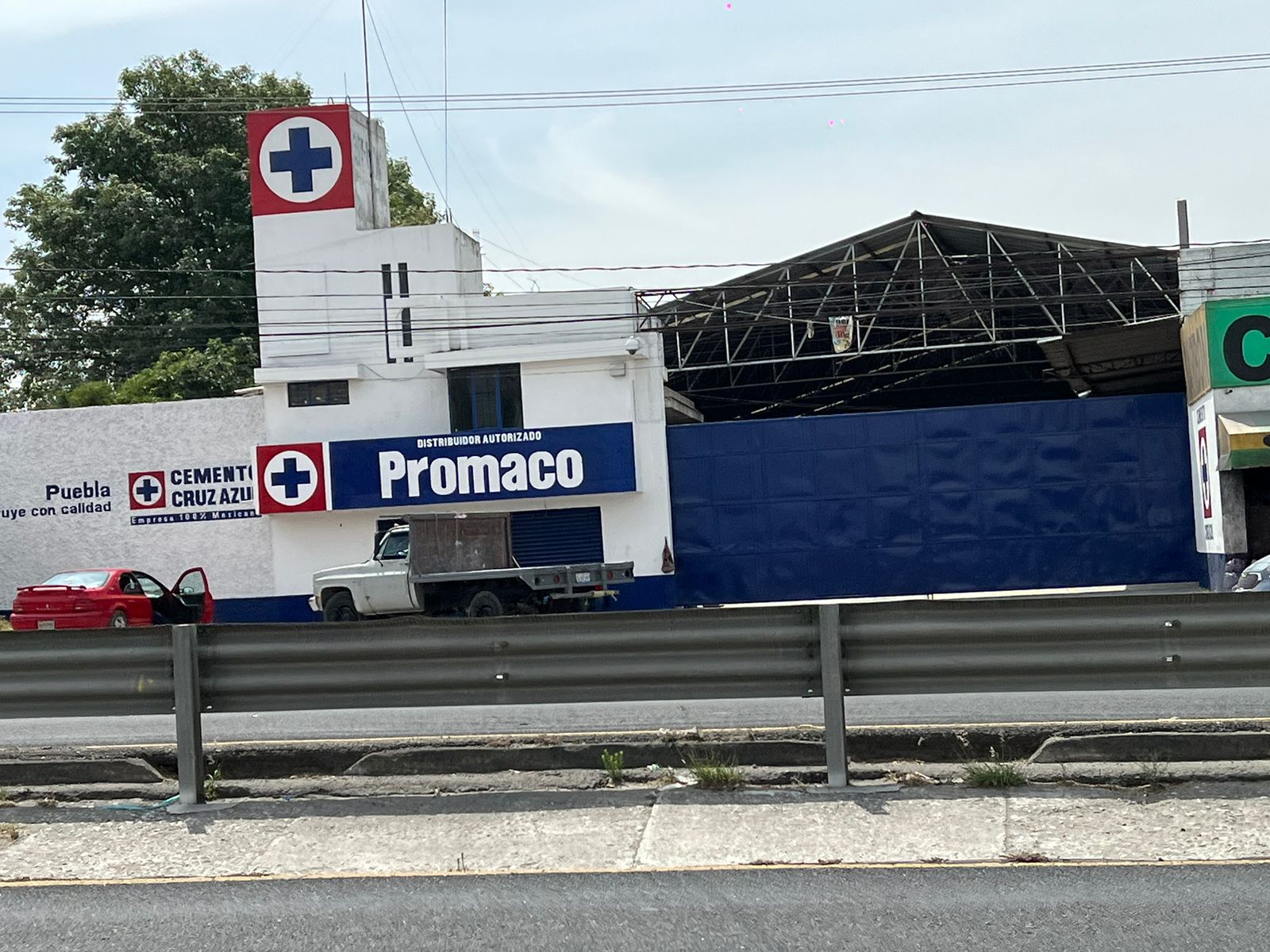 Sujetos armados roban caja fuerte y camioneta en negocio de materiales en SPM