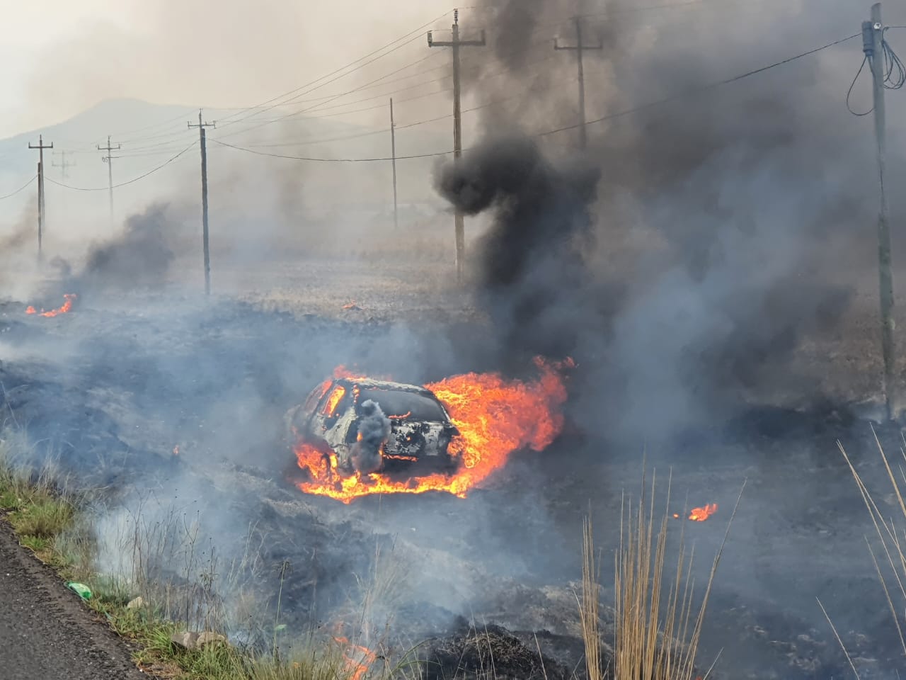 Fuego consume en su totalidad automóvil que salió de la carretera Apizaco-Tlaxco