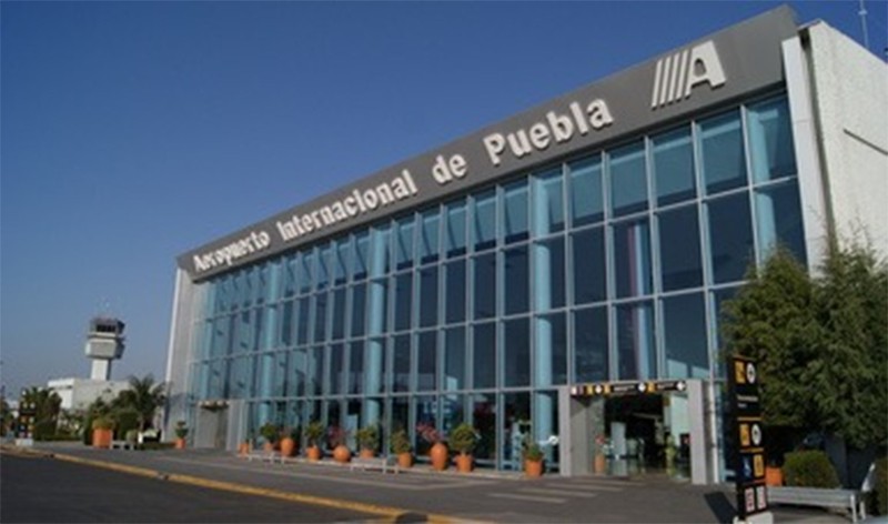 Por ceniza del Popocatépetl suspenden actividades en aeropuerto de Huejotzingo