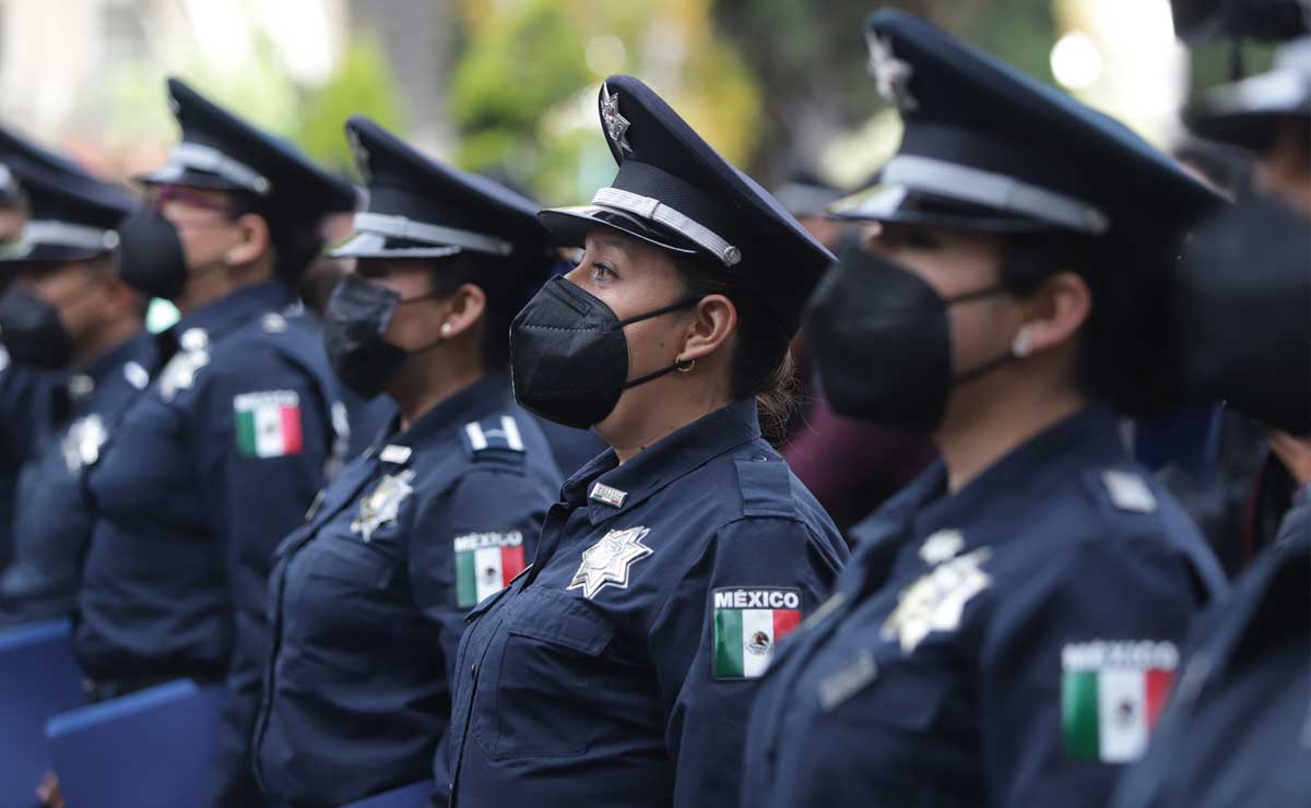 Ningún policía municipal ha dado positivo a pruebas antidoping: Eduardo Rivera Puebla, Pue.- La Dirección de Tránsito y Secretaría de Seguridad Ciudadana (SSC) de Puebla informó que algunos de sus oficiales han estado involucrados en incidentes viales debido a las largas jornadas de trabajo de 24 horas continuas.  El alcalde Eduardo Rivera Pérez aseguró que ningún elemento ha dado positivo a alcohol o drogas y que se revisará la escala de trabajo para mejorar el desempeño y la salud de los policías. Según el reporte de la SSC, hasta el jueves 27 de abril se han registrado dos unidades con pérdida total y varias más con daños menores por accidentes de tránsito. El alcalde indicó que se repondrán las unidades afectadas y que se realizarán pruebas antidoping periódicas a los oficiales. Rivera Pérez también reconoció el esfuerzo que realizan los policías al trabajar 24 horas seguidas para proteger a la ciudadanía y anunció que se seguirán incorporando más elementos certificados por la autoridad federal para aumentar el número de efectivos y cambiar los horarios de labores. "Es importante cuidar su trabajo, pero también cuidar su integridad, su salud para que estén en condiciones donde puedan funcionar mejor y eso es lo que estamos revisando". Además pidió a la opinión pública reconocer el gran esfuerzo que realizan los policías al trabajar 24 horas continuas para proteger a las y a los ciudadanos en todo el municipio.
