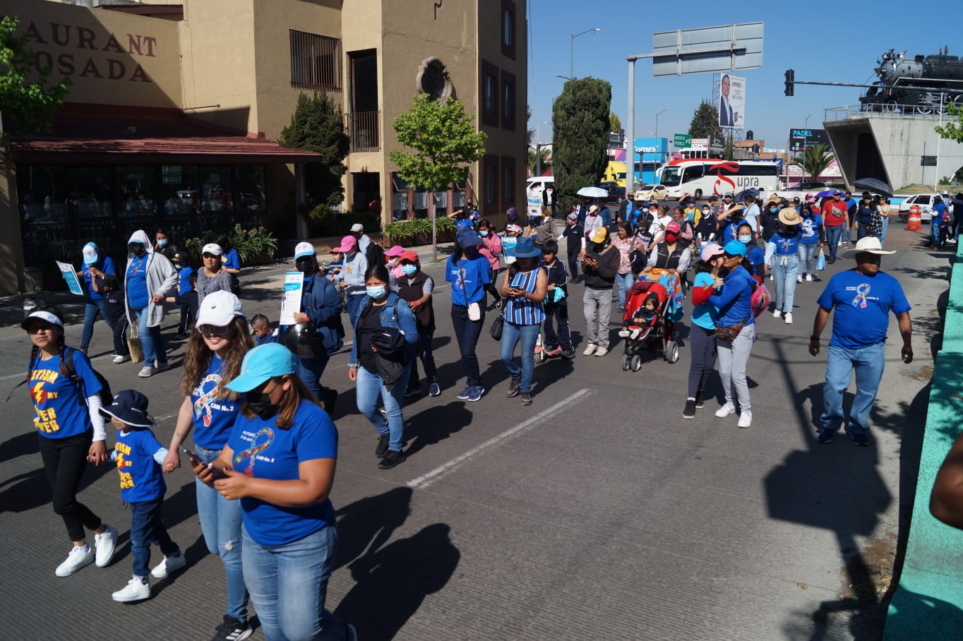 Piden respeto y aceptación de personas con autismo: marchan en Apizaco 