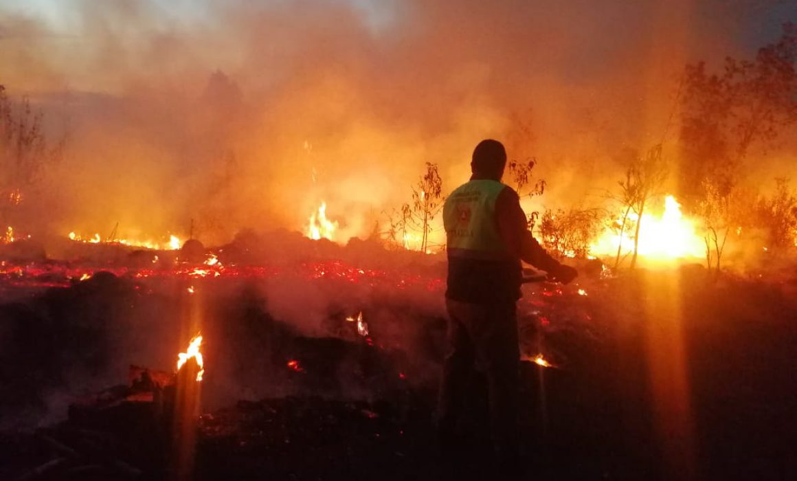 Autoridades estatales y federales combaten incendio en la Malinche