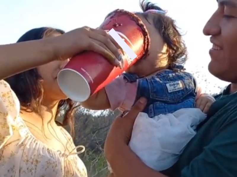 Padres dan de tomar michelada a bebé; los tunden en redes (Vídeo)