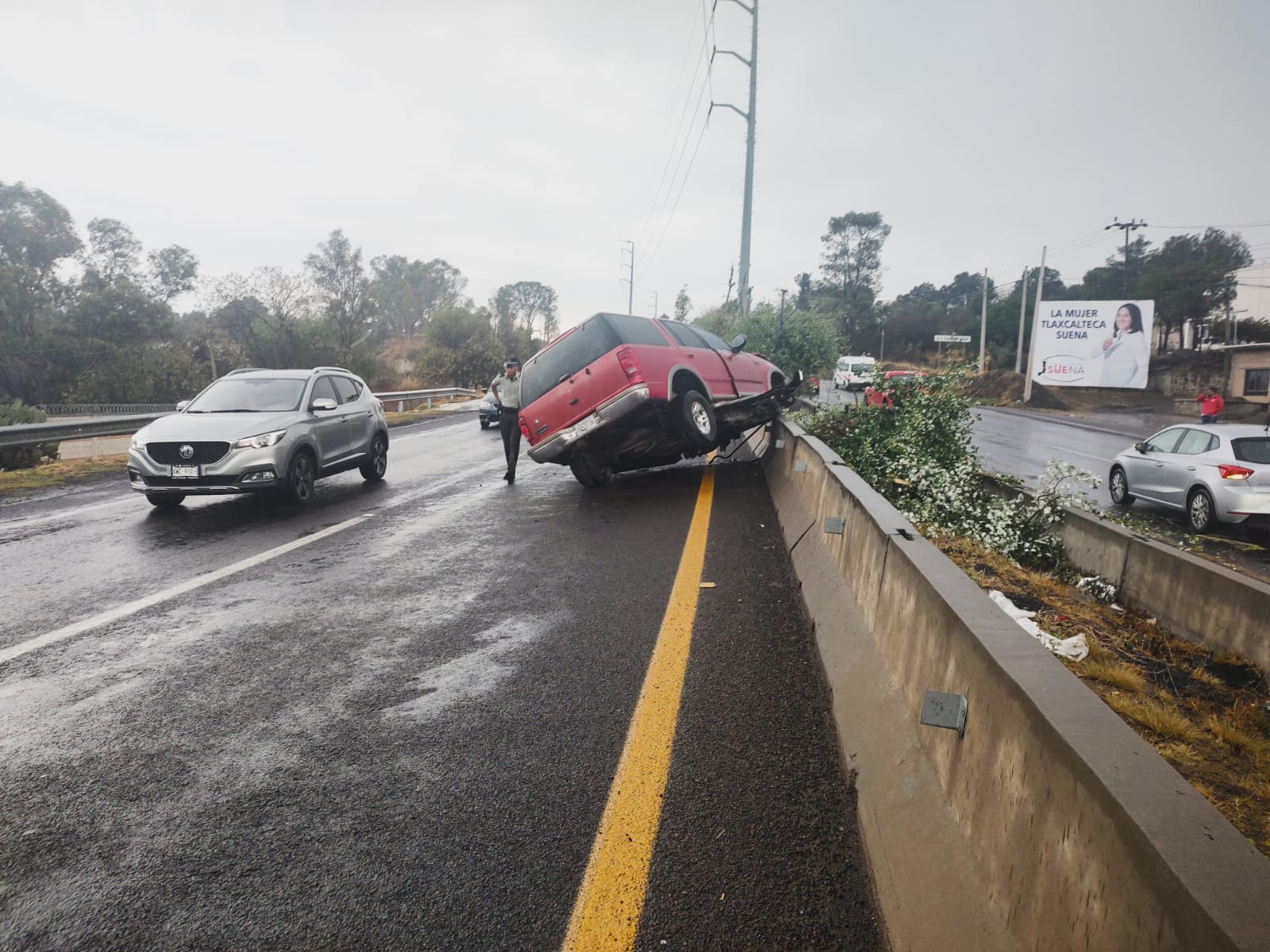 Camioneta sufre accidente en Yauhquemehcan 