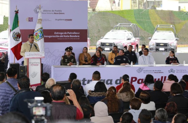 Gobierno estatal entrega seis patrullas a policía de Xicotepec