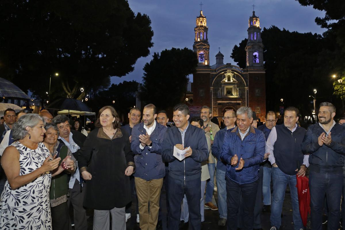 El ayuntamiento de Puebla entregó los trabajos de rehabilitación del Paseo Bravo, uno de los espacios públicos más emblemáticos de la ciudad, que se encontraba en malas condiciones. El presidente municipal Eduardo Rivera Pérez destacó la importancia de recuperar estos lugares para el disfrute de las familias poblanas y el embellecimiento de la ciudad.  Los trabajos de rehabilitación consistieron en el mantenimiento de piso, jardinería, mobiliario, sanitarios, módulo de ventas, de esculturas y la restauración de siete fuentes. También se trabajó en el mantenimiento de la banca perimetral del quiosco con talavera donada por “Talavera Uriarte”, se hizo el tratamiento fitosanitario de árboles y la plantación de nueva vegetación. Además, se hizo la sustitución a LED de 56 luminarias y la instalación de mesas en el corredor gastronómico.  Rivera Pérez comentó que el gobierno está comprometido con lograr espacios dignos, pero que también es tarea de todos cuidarlos y mantenerlos limpios. "Rescatar nuestros parques no solo es un tema de imagen, también significa rescatar nuestra ciudad, por eso ya lo hicimos en el Parque de la Laguna de Chapulco y estamos trabajando en Amalucan", mencionó.  Asimismo, anunció que habrá una gran sorpresa dentro de ocho días, cuando la ciudad cumple un año más de su fundación. Se trata de un nuevo espectáculo que se proyectará en el Centro Histórico y que contará con la presencia del gobernador del Estado, Sergio Salomón Céspedes Peregrina. "Estaremos imaginando esas fuentes y un espectáculo que se proyectará en el Centro Histórico con la presencia del gobernador del Estado", declaró.  El Paseo Bravo es uno de los sitios más visitados por los poblanos y los turistas, ya que cuenta con una gran variedad de atractivos culturales, históricos y recreativos. Con esta rehabilitación se busca mejorar la calidad de vida de los ciudadanos y ofrecer una mejor imagen urbana.