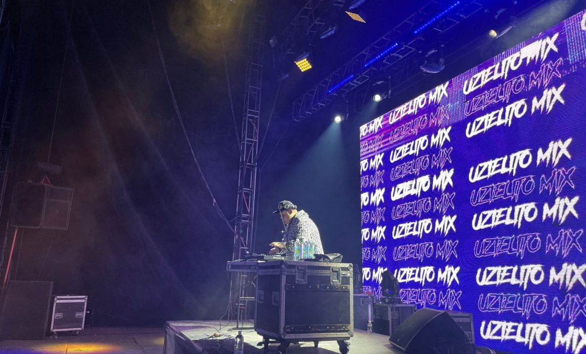 Uzielito Mix prende a huamantlecos con reggaeton en foro del artista