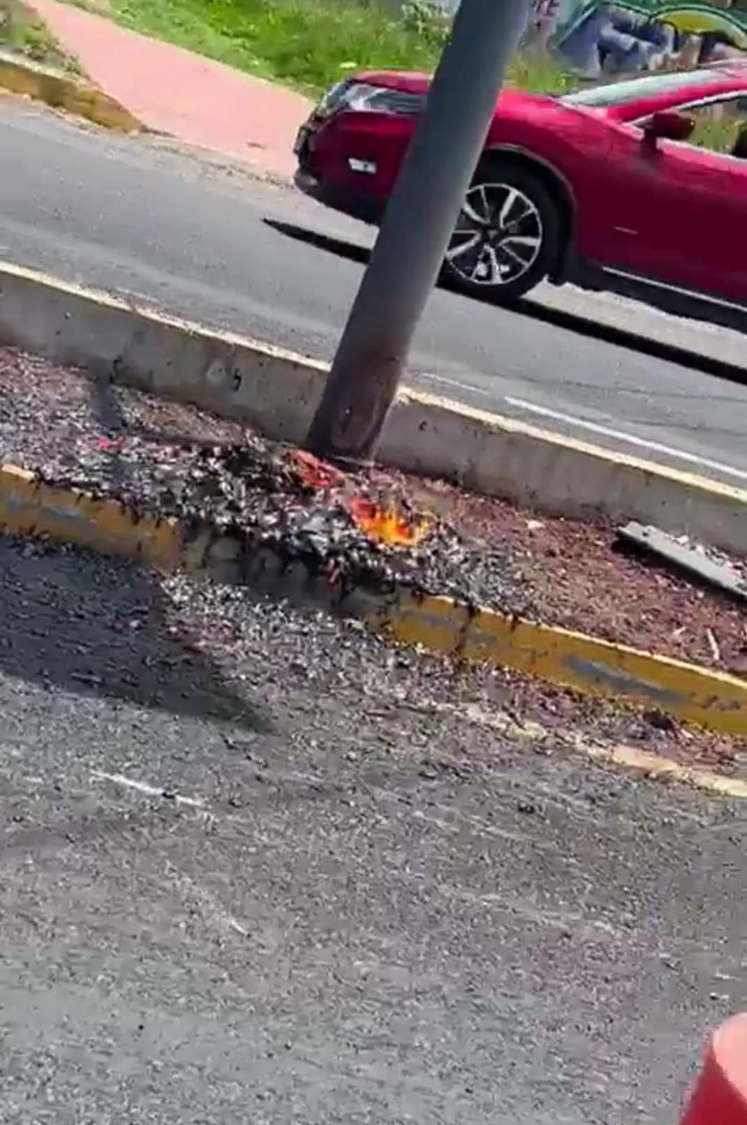 ¡El suelo es lava! captan "nacimiento volcánico" sobre carretera Vía Corta