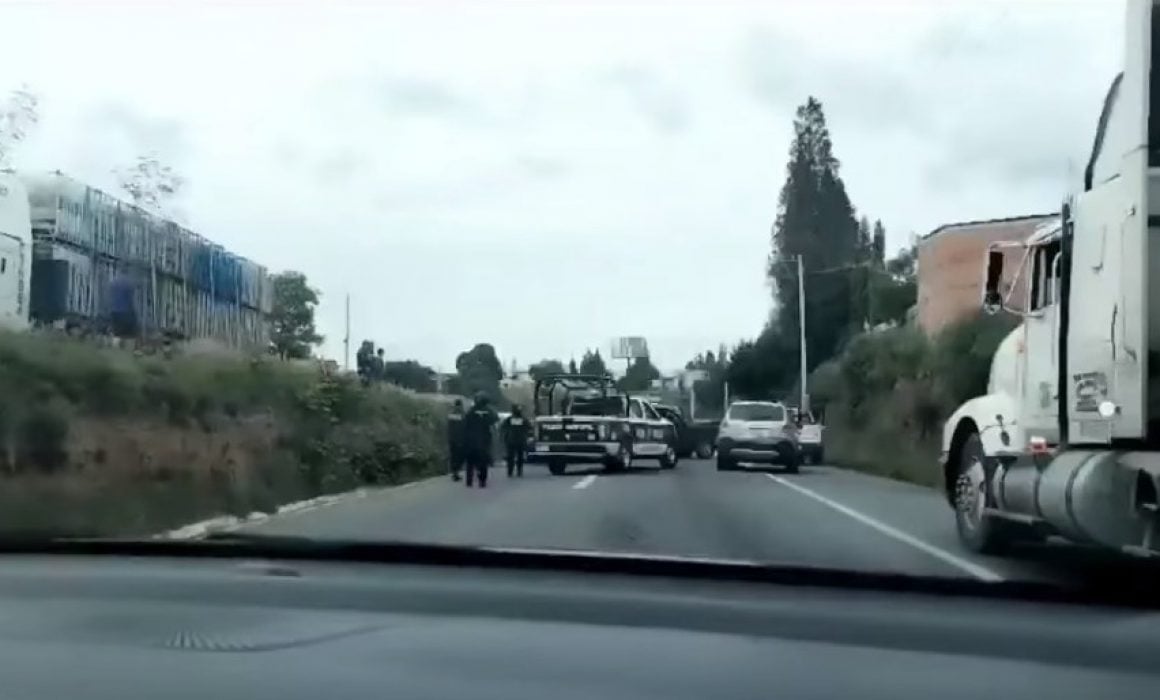 Muere trabajador de Conagua tras volcar su camioneta en Mazatecochco