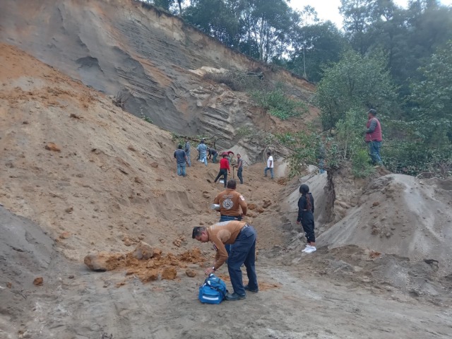 Trabajadores quedan sepultados por un alud, sólo uno ha sido rescatado