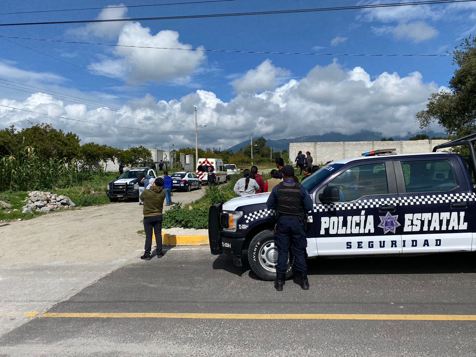 Hallan muerta a una mujer debajo de un árbol, en Zitlaltepec