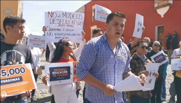 Exigen al gobierno de Puebla detener la distribución de libros de la SEP