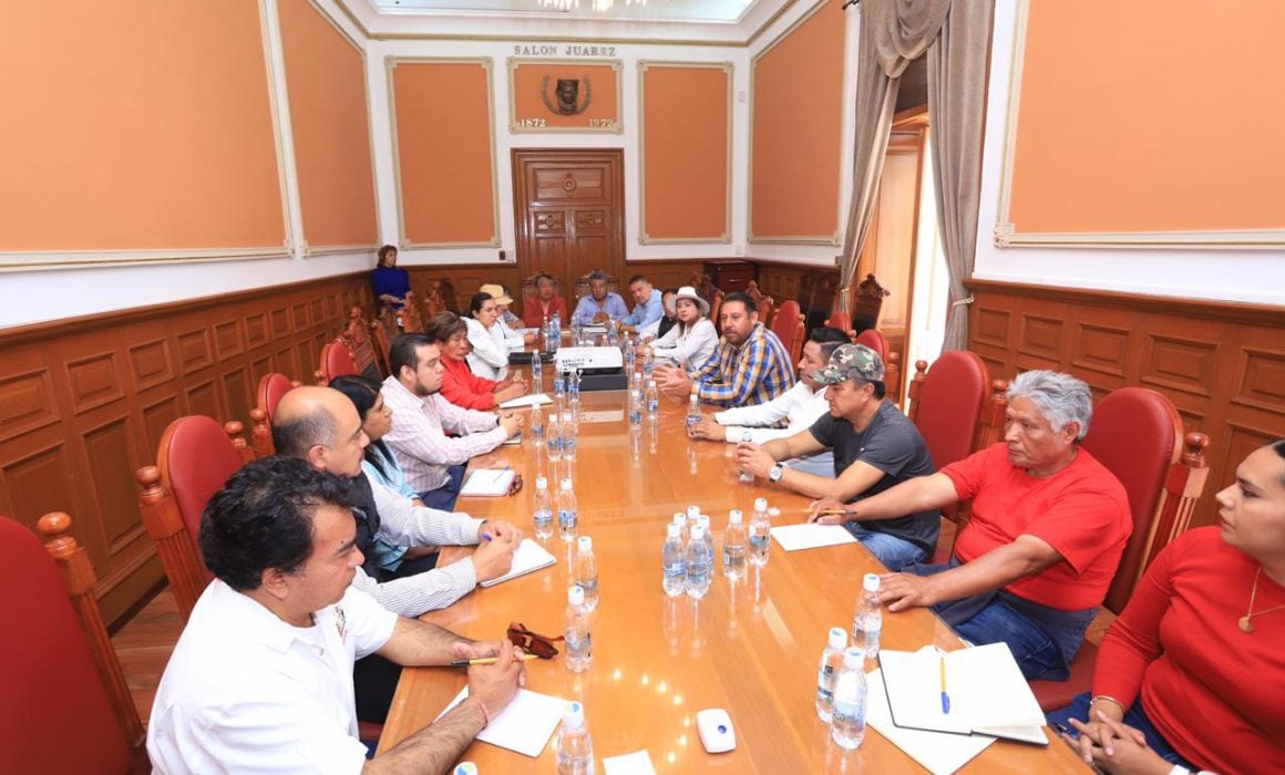 Mantiene gobierno mesas de diálogo con representantes sindicales