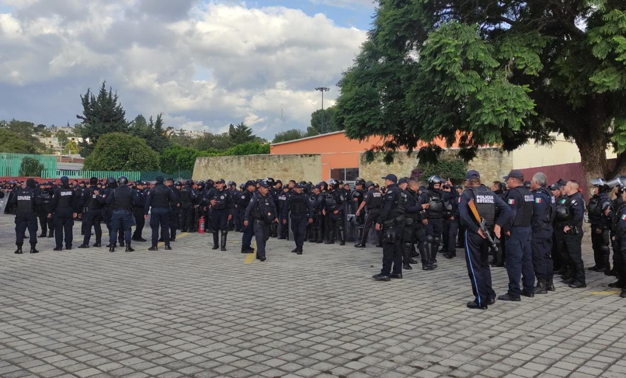 Para no ensuciar más imagen del gobierno estatal, granaderos abandonan bloqueo