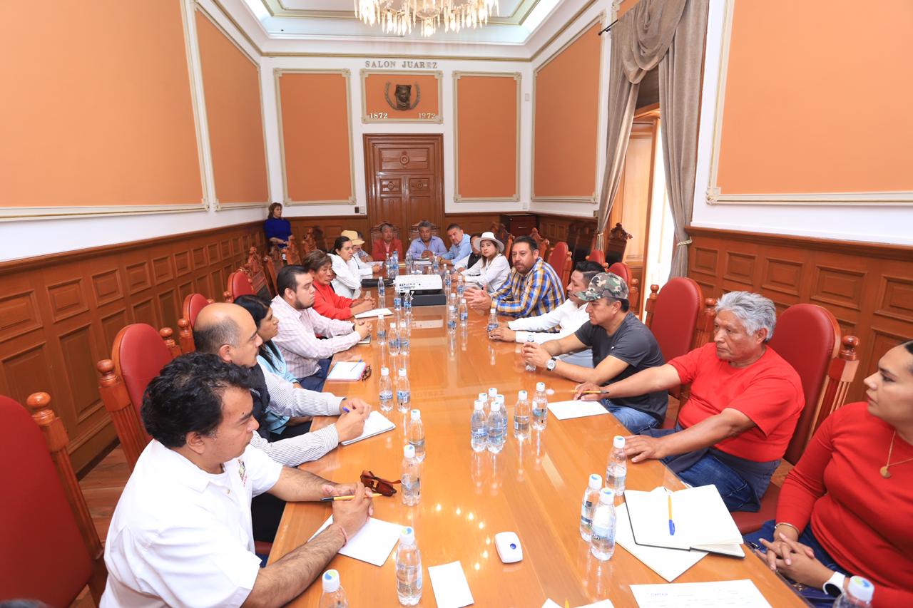 Mantiene gobierno del estado mesas de diálogo e información permanente con representantes sindicales