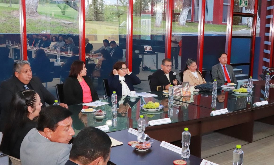Presenta Rector de la UATx libro sobre la revitalización de su modelo educativo