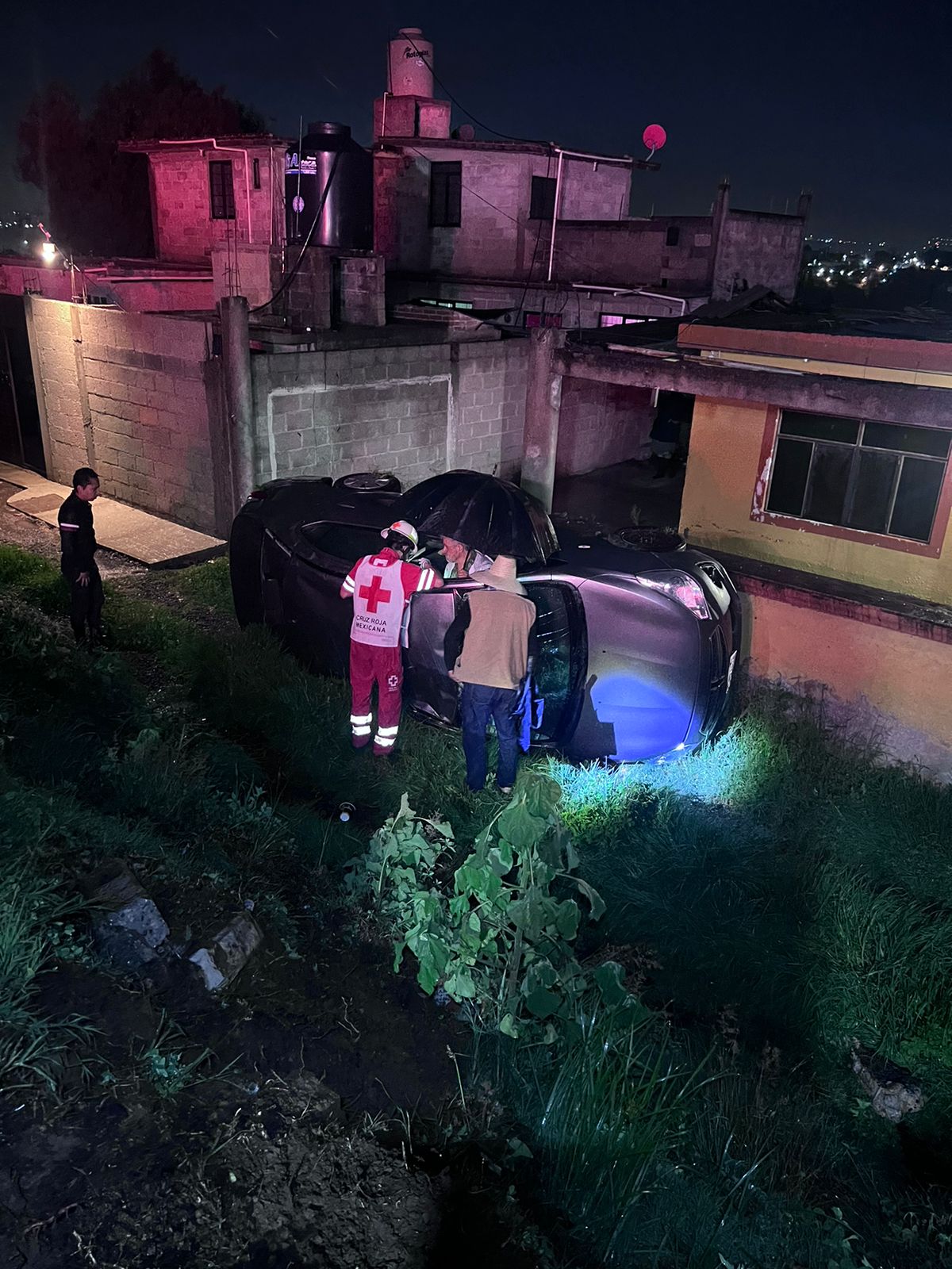 Rescatan a adulto mayor atrapado tras haber volcado su coche sobre El Molinito-Texmelucan