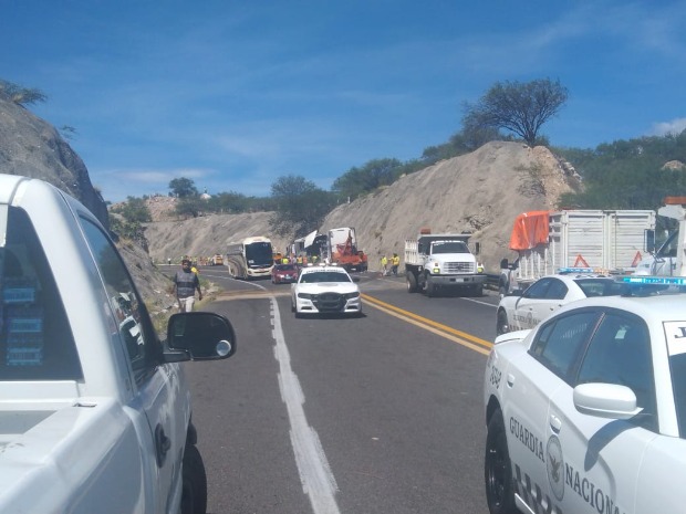 Mueren 16 personas tras choque en límites entre Oaxaca y Puebla