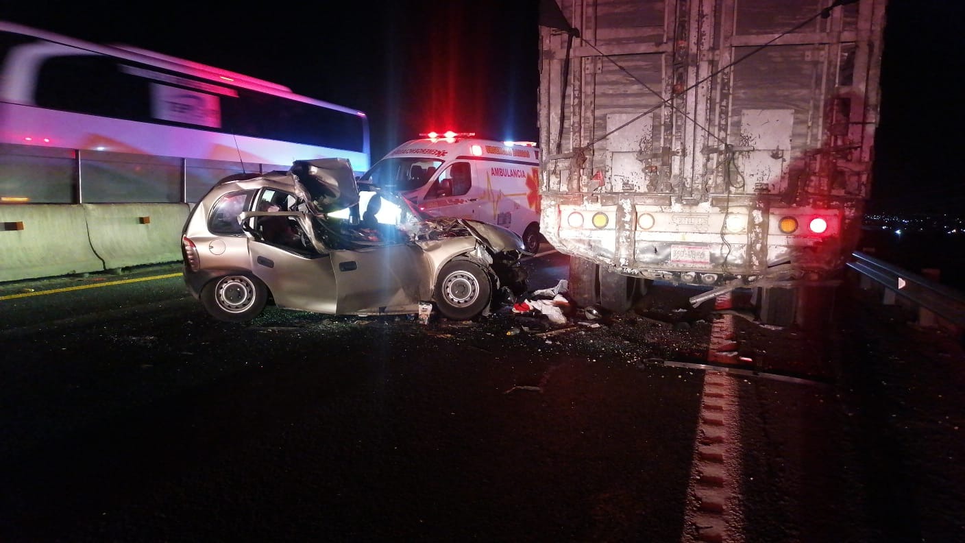 Muere joven hombre tras choque de auto compacto contra tractocamión, en Xaloztoc