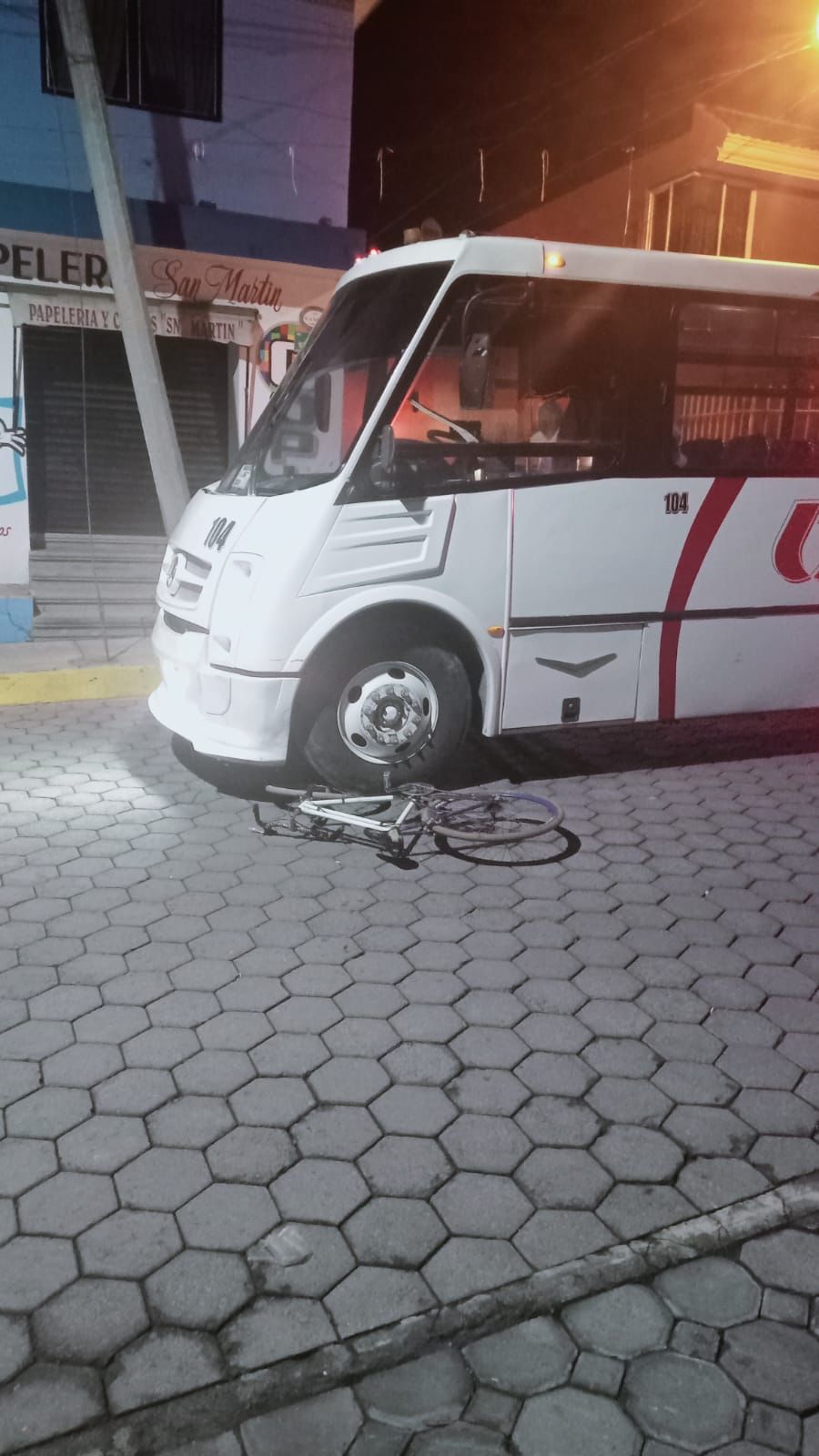 Percance entre transporte público y ciclista deja un lesionado en San Pablo del Monte