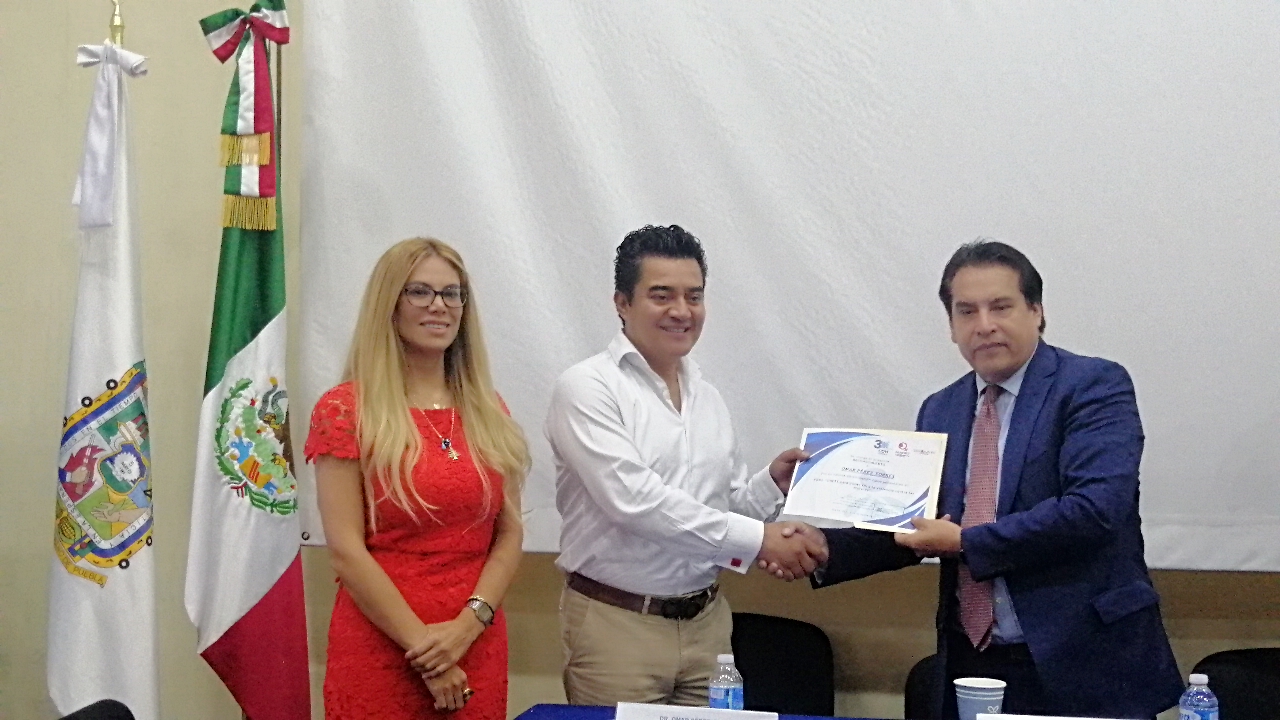 Omar Pérez y Sandra Prieto obsequian 100 botones de pánico a jóvenes y señoras
