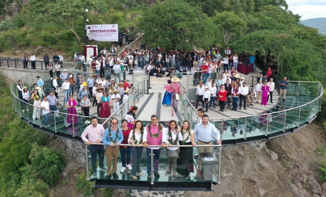 Inaugura Sergio Céspedes mirador de cristal en Atlixco