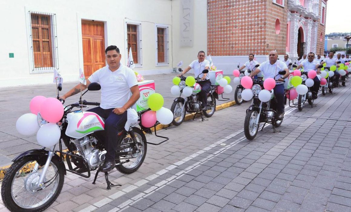 Entrega Lorena Cuellar parque vehicular de Sepomex en el estado