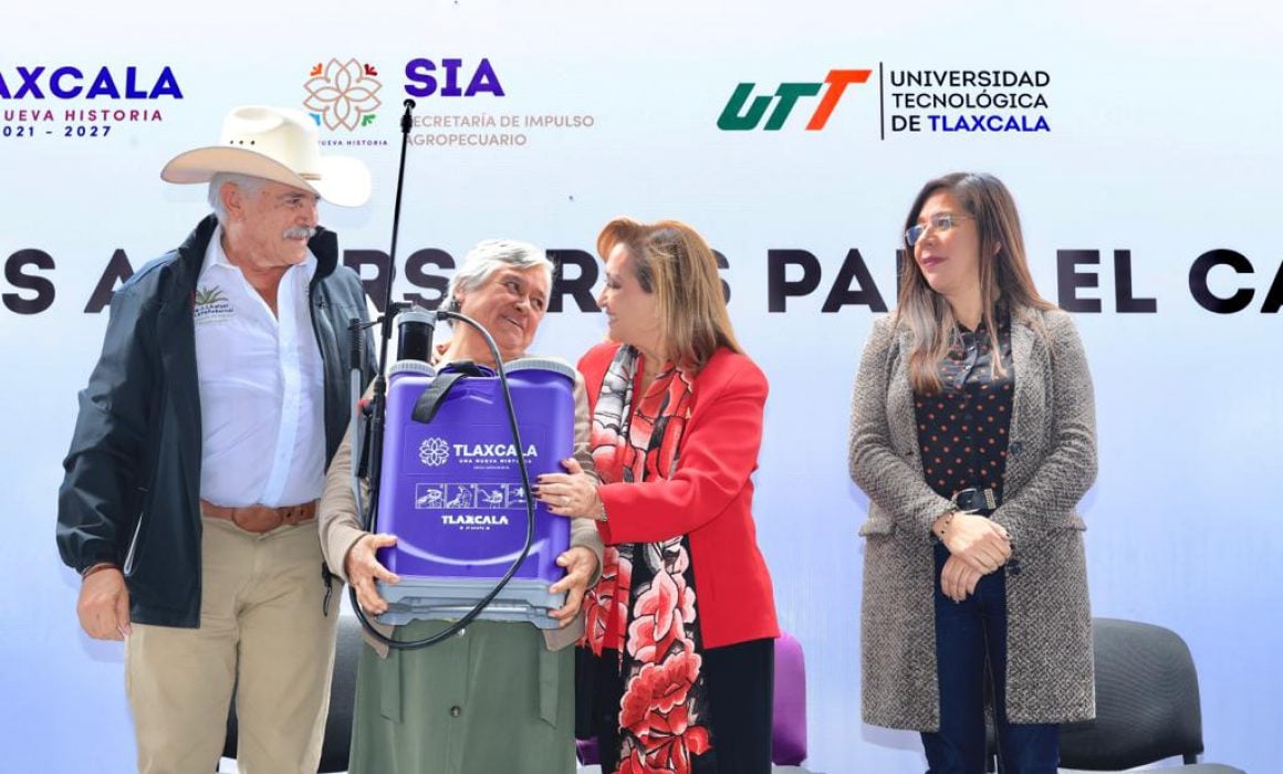 Beneficia Lorena Cuéllar a productores con la entrega de mochilas aspersoras