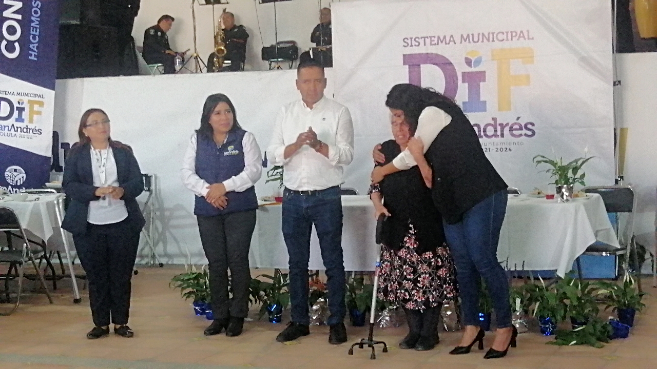 San Andrés Cholula festeja abuelitos, previo al 28 de agosto con comilitona, música, baile y regalos