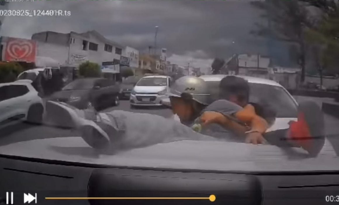 Choca conductor ebrio contra madre e hijo en motocicleta en Chiautempan