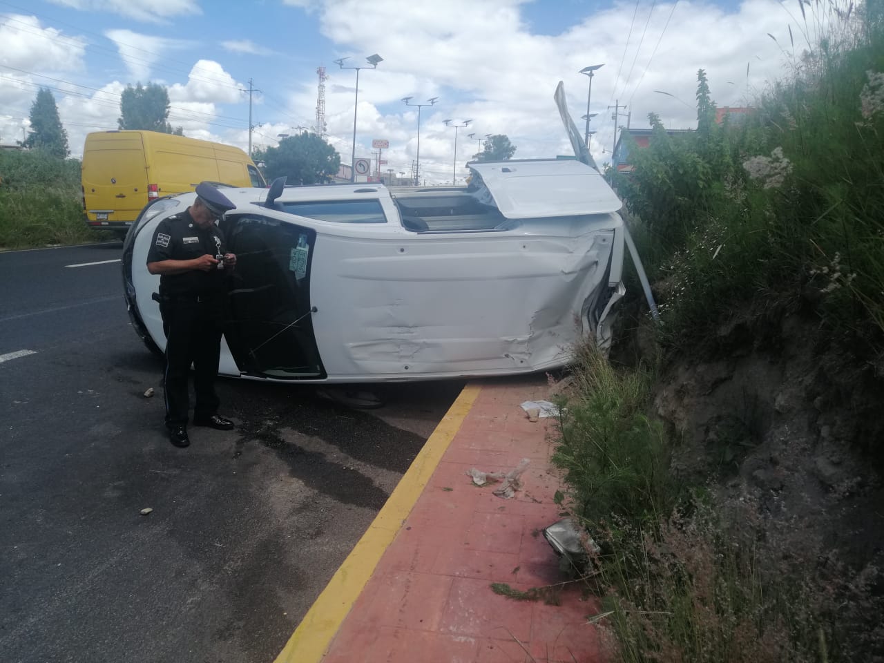 Un percance vial en el que participaron dos vehículos,  dejó a al menos tres personas lesionadas y daños materiales,  en la carretera Vía Corta Santa Ana-Puebla,  en San Marcos Contla, Papalotla, la tarde de ayer.  Una camioneta Renault Kangoo volcó después de que su conductor perdiera el control,  supuestamente porque otra camioneta lo obligó a volantear.  Otro auto que transitaba por ahí, quedó en la cuneta, pues su conductor maniobró, para evitar colisionar con la camioneta accidentada.  Al menos tres personas resultaron heridas, mismas que fueron asistidas por paramédicos.  En tanto, policías municipales, estatales y, finalmente,  la Guardia Nacional tomaron conocimiento del suceso y ordenaron el retiro de la unidad siniestrada.