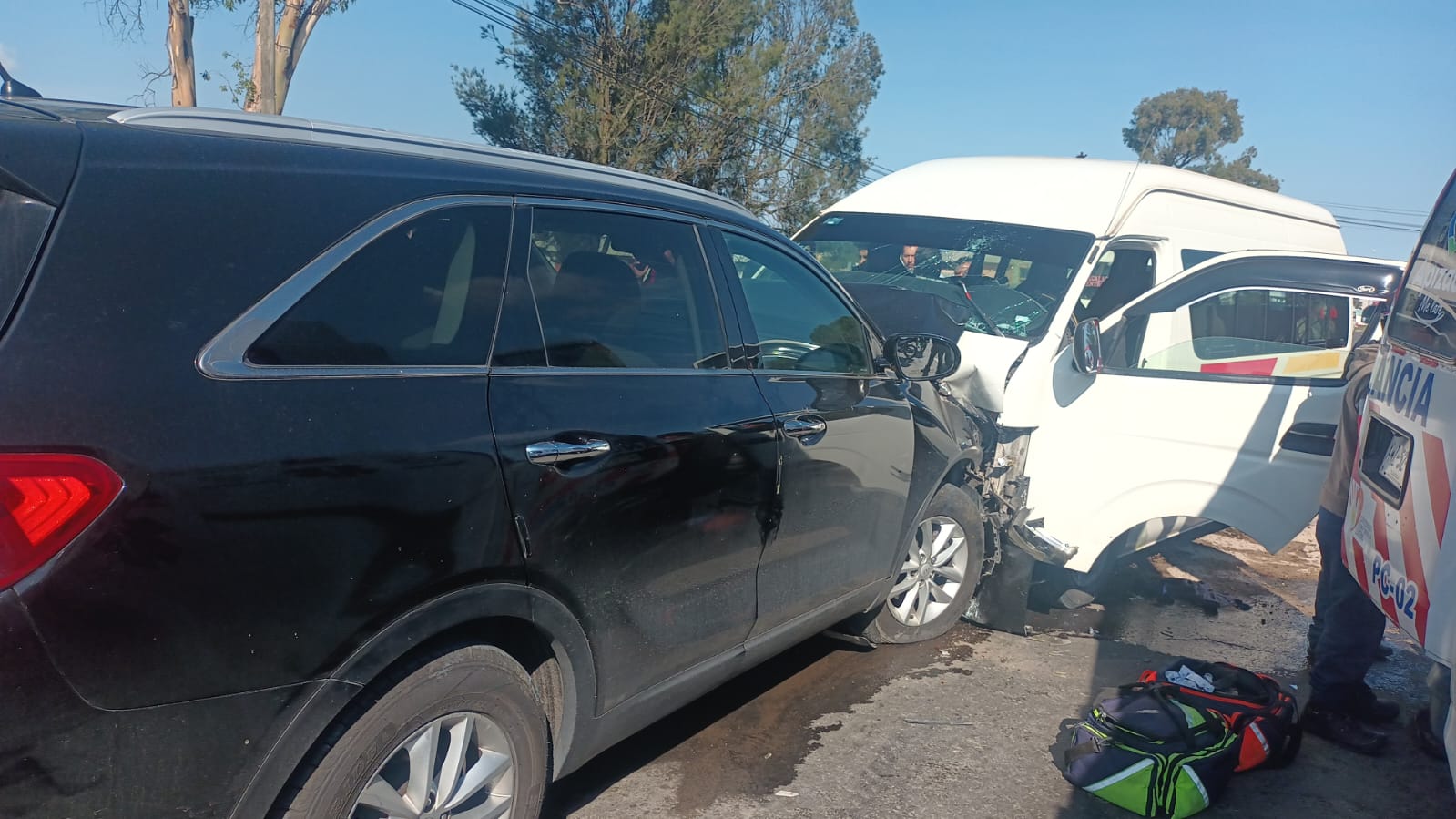El choque frontal entre una camioneta particular y una unidad de transporte público, dejó a un hombre lesionado, en Apizaco.  Fue la mañana de este sábado, en la carretera Apizaco-Huamantla, a la altura de San Isidro Apizaquito, en la zona del «Cuernito», donde sucedieron los hechos.  El conductor de la colectiva fue asistido por paramédicos de Protección Civil de Apizaco y trasladado a un nosocomio cercano; al menos seis pasajeros también fueron atendidos, pero no sufrieron lesiones de consideración.  En tanto, las unidades siniestradas fueron retiradas del sitio por una empresa de grúas, en tanto, policías municipales abanderaban el lugar.  La camioneta particular de la marca Kia, al parecer invadió carril, generando el aparatoso choque.  Se desconoce si hubo personas detenidas por este accidente.