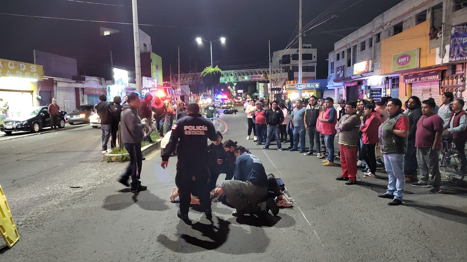 Embisten a pareja que viajaba a bordo de su motocicleta, en Zacatelco
