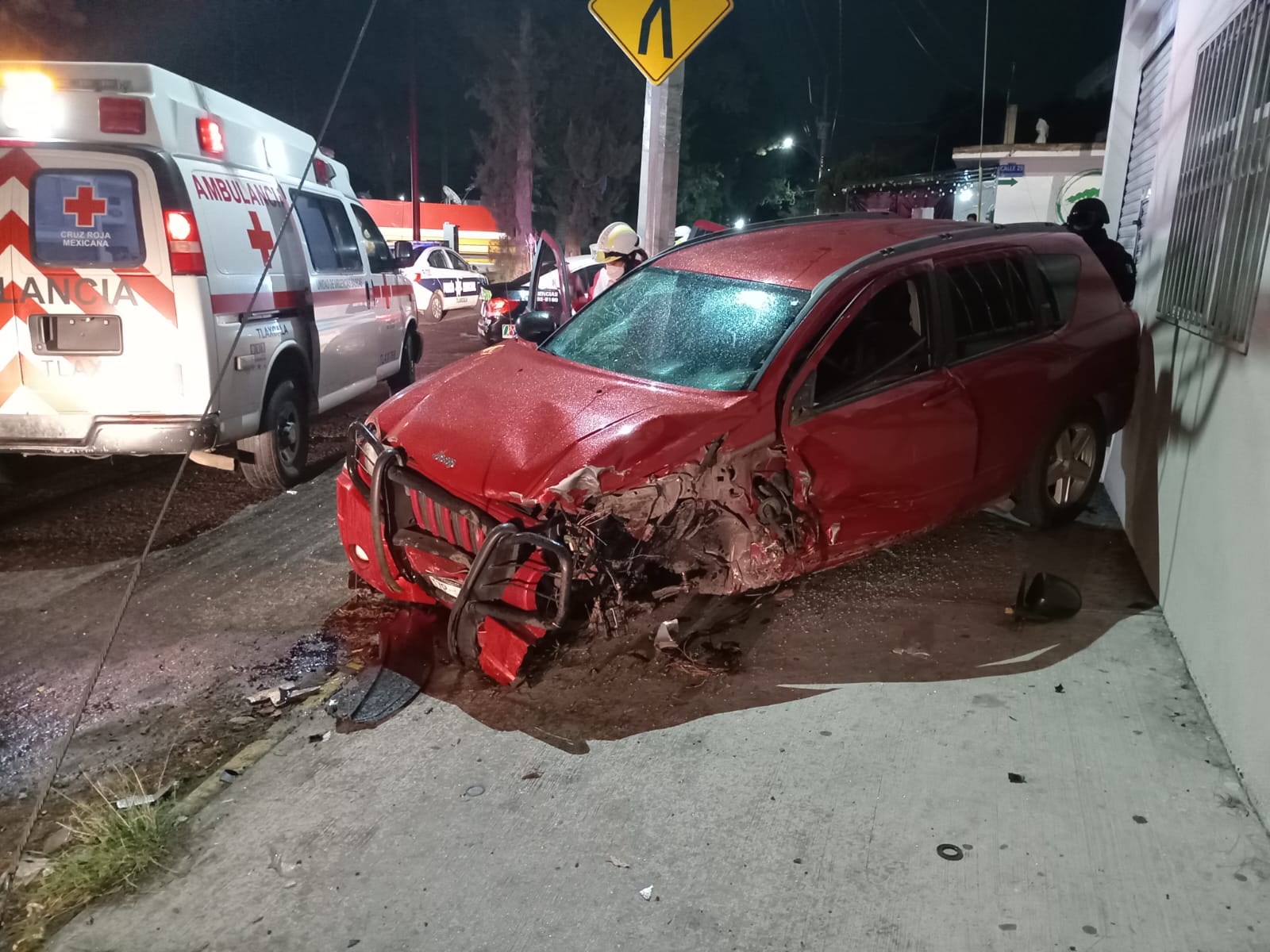 Terminan noche de farra tras chocar su camioneta contra un árbol, en la capital 