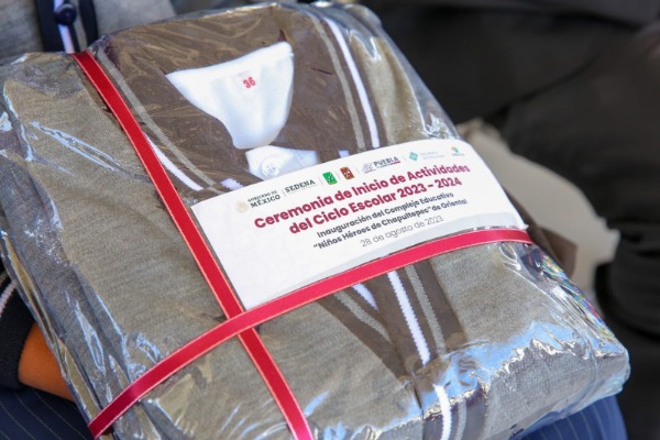 Uniformes para alumnos de primaria y secundaria de Puebla serán entregados en tres etapas