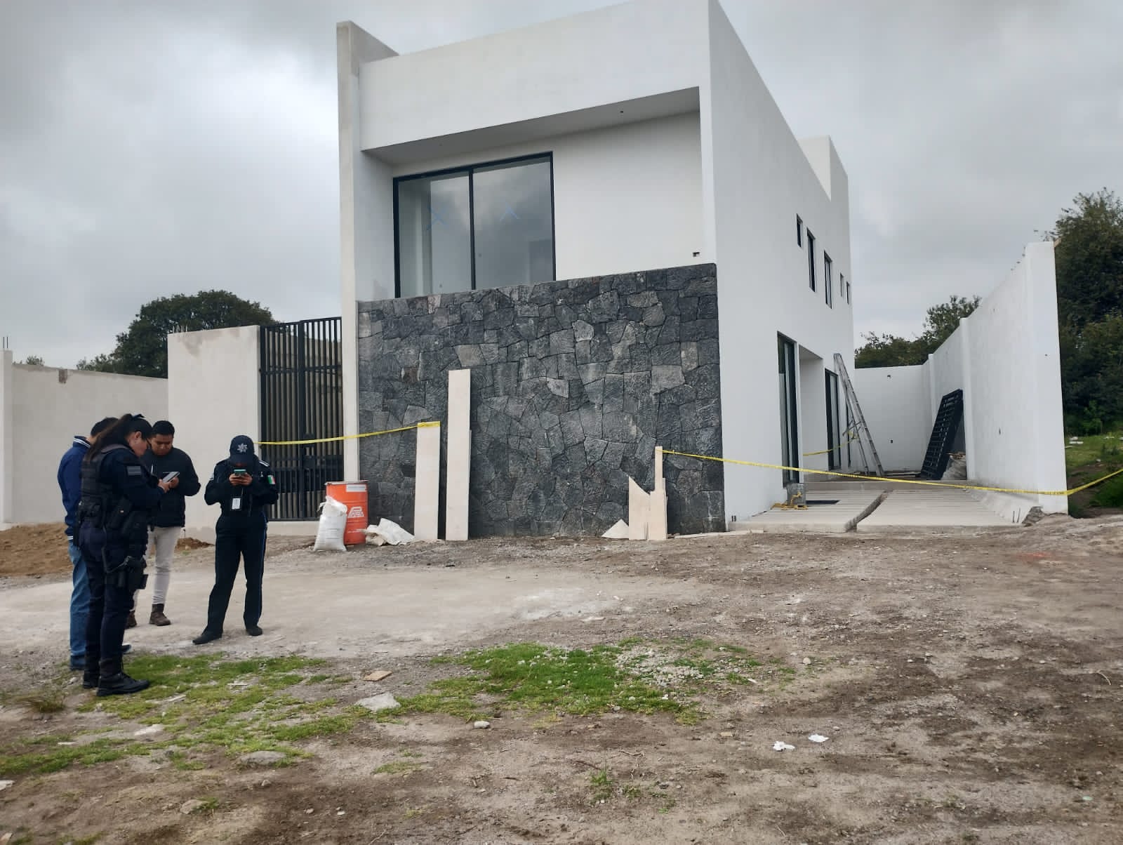 Hallan a hombre muerto dentro de un domicilio de San Isidro Buensuceso 