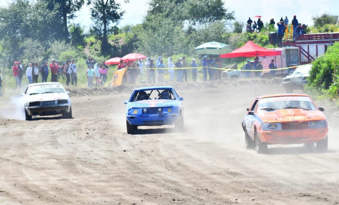 Rugen motores en la 51 tradicional carrera de carcachas en Huamantla