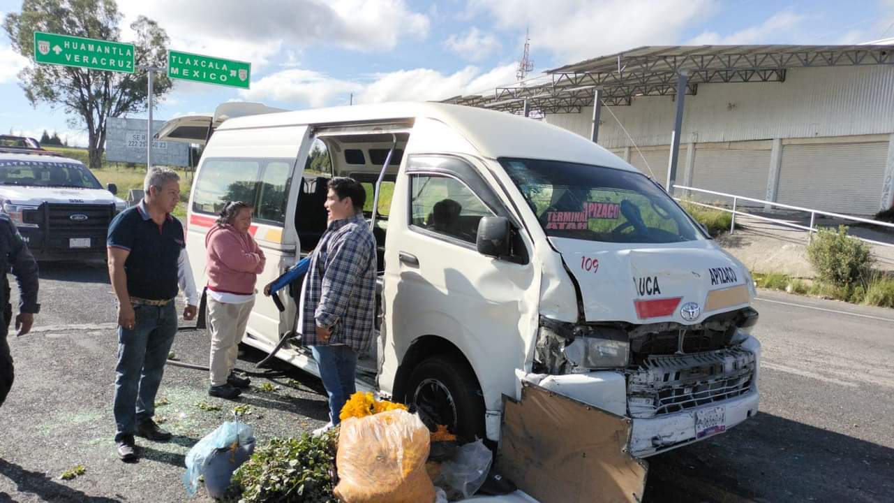 Choca colectiva contra camioneta en Apizaco; más de 10 lesionados fue el saldo