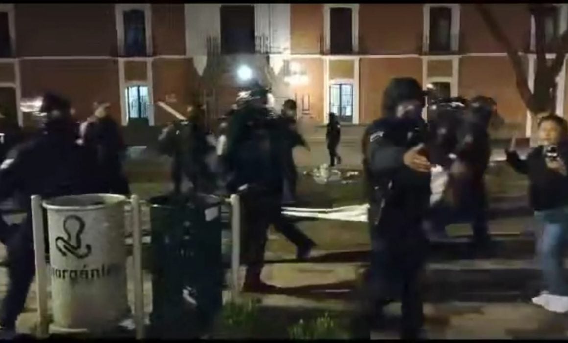 Desalojan a sindicalizados de la Plaza de la Constitución