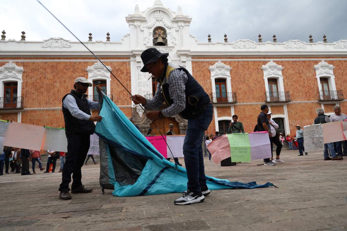 Inicia plantón indefinido de sindicalizados, rolarán guardias