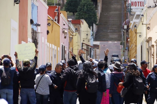 Continúa diálogo y manifestación de sindicalizados; bloquean Avenida Juárez