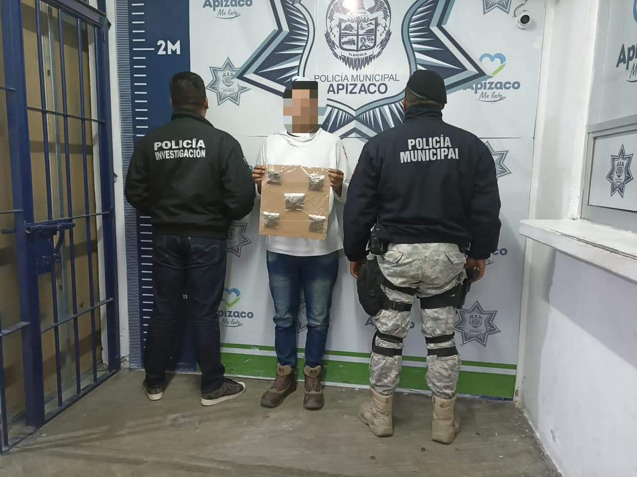 Policía Municipal de Apizaco detiene a dos hombres por delitos contra la salud y faltas administrativas