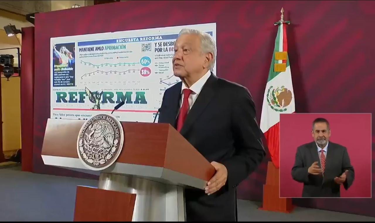 Defiende AMLO a Beatriz Paredes en interna del FAM